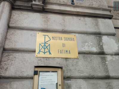 Sul muro alla destra del portone spicca un cartello dorato con la scritta "Nostra signora di Fatima". Contattiamo infatti l'associazione Madonna di Fatima, con sede a Venezia, che per� risponde di non essere collegata in alcun modo all'oggetto della nostra inchiesta: non hanno nemmeno una sede nel Sud Italia